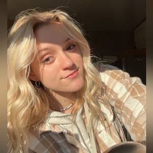 Meet your Posher, Adelina